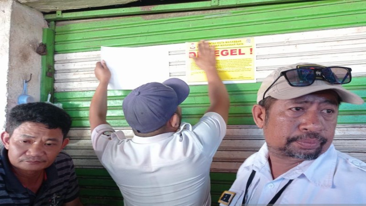 Tim Penertiban Perumda Pasar Makassar menyegel kios yang tidak difungsikan oleh penyewa, Rabu (2/8/2023). ANTARA/HO/Perumda Pasar Makassar