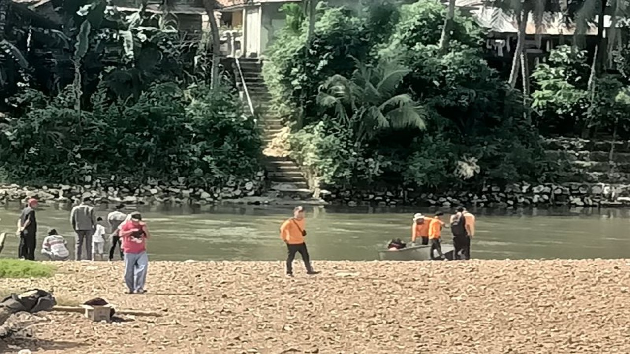 Tim Basarnas melakukan pencarian korban tenggelam di Sungai Ogan Kabupaten OKU, Sumsel, Jumat. (ANTARA/Edo Purmana/23)