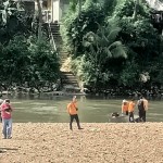 Tim Basarnas melakukan pencarian korban tenggelam di Sungai Ogan Kabupaten OKU, Sumsel, Jumat. (ANTARA/Edo Purmana/23)-1692956631