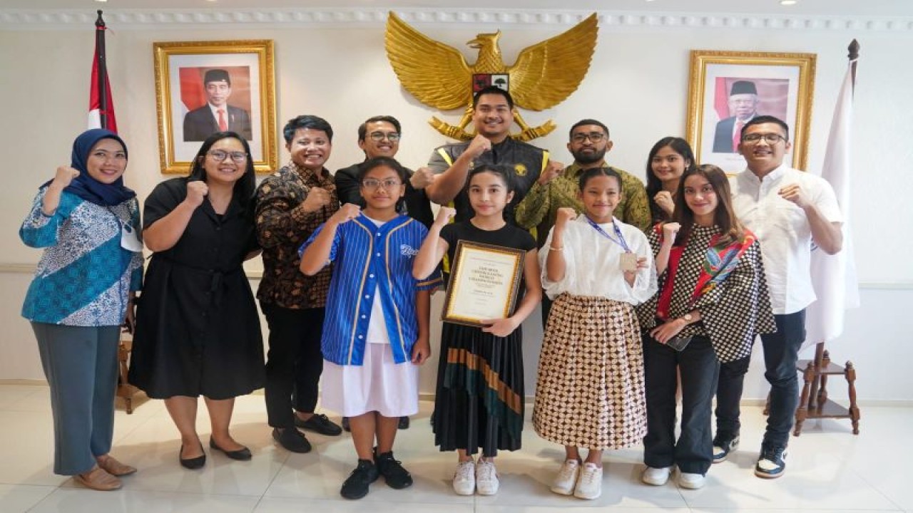 Menteri Pemuda dan Olahraga Republik Indonesia (Menpora RI) Dito Ariotedjo menerima Federasi Cheerleading Seluruh Indonesia (FCSI) di Kemenpora, Jakarta, Kamis (10/8/2023). Kehadiran FCSI yakni melaporkan bahwa tim cheerleading Indonesia akan mengikuti World Championship di Takasaki, Jepang. (ANTARA/HO/Kemenpora)