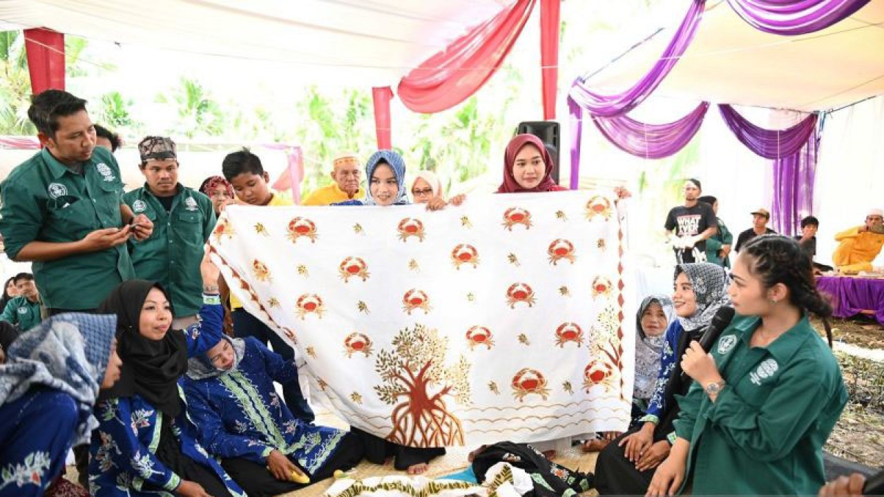 Kegiatan seminar tentang kebudayaan tim Ekspedisi Batanghari di Kabupaten Tanjungjabung Barat, Provinsi Jambi juga menggelar pelatihan membatik untuk kelompok kerja setempat, Rabu (9/8/2023). (FOTO ANTARA/HO-Sindy Novela)