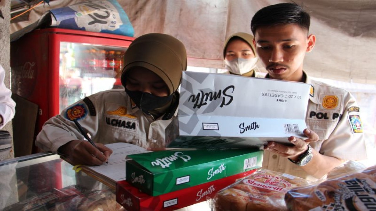 Tim gabungan Satpol PP Sleman, Bea Cukai DIY, Kodim Sleman dan Polresta Sleman melakukan penertiban barang kena cukai hasil tembakau (BKCHT) ilegal di Sidoarum, Godean, Rabu (9/8/2023). ANTARA/HO-Satpol PP Sleman