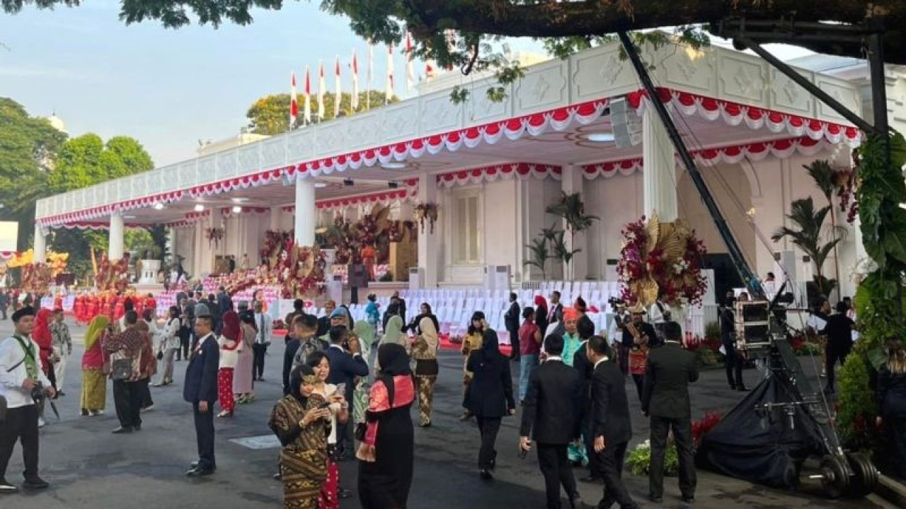 Sejumlah tamu undangan bersiap untuk mengikuti peringatan HUT ke-78 Kemerdekaan RI di Istana Merdeka, Jakarta, Kamis (17/8/2023). ANTARA/Monalisa