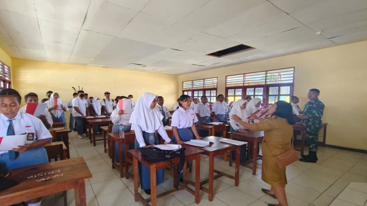 Tim Paduan suara HUT ke-78 RI saat berlatih di salah satu sekolah di Kabupaten Mappi. ANTARA/HO-Humas Satgas Yonif 125/Simbia.
