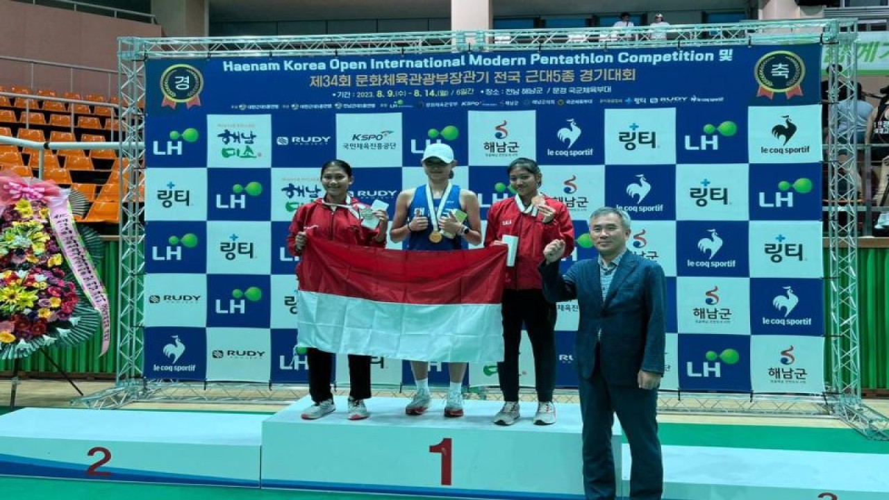 Tim pentathlon Indonesia merayakan keberhasilan meraih medali emas di kejuaraan internasional di Korea Selatan.ANTARA/HO-MPI