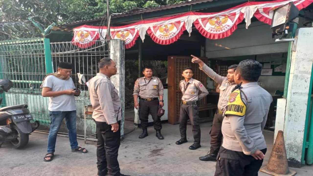 Tim penyidik dari Polresta Tangerang saat lakukan olah tempat kejadian perkara kasus pengeroyokan gangster. (Azmi)