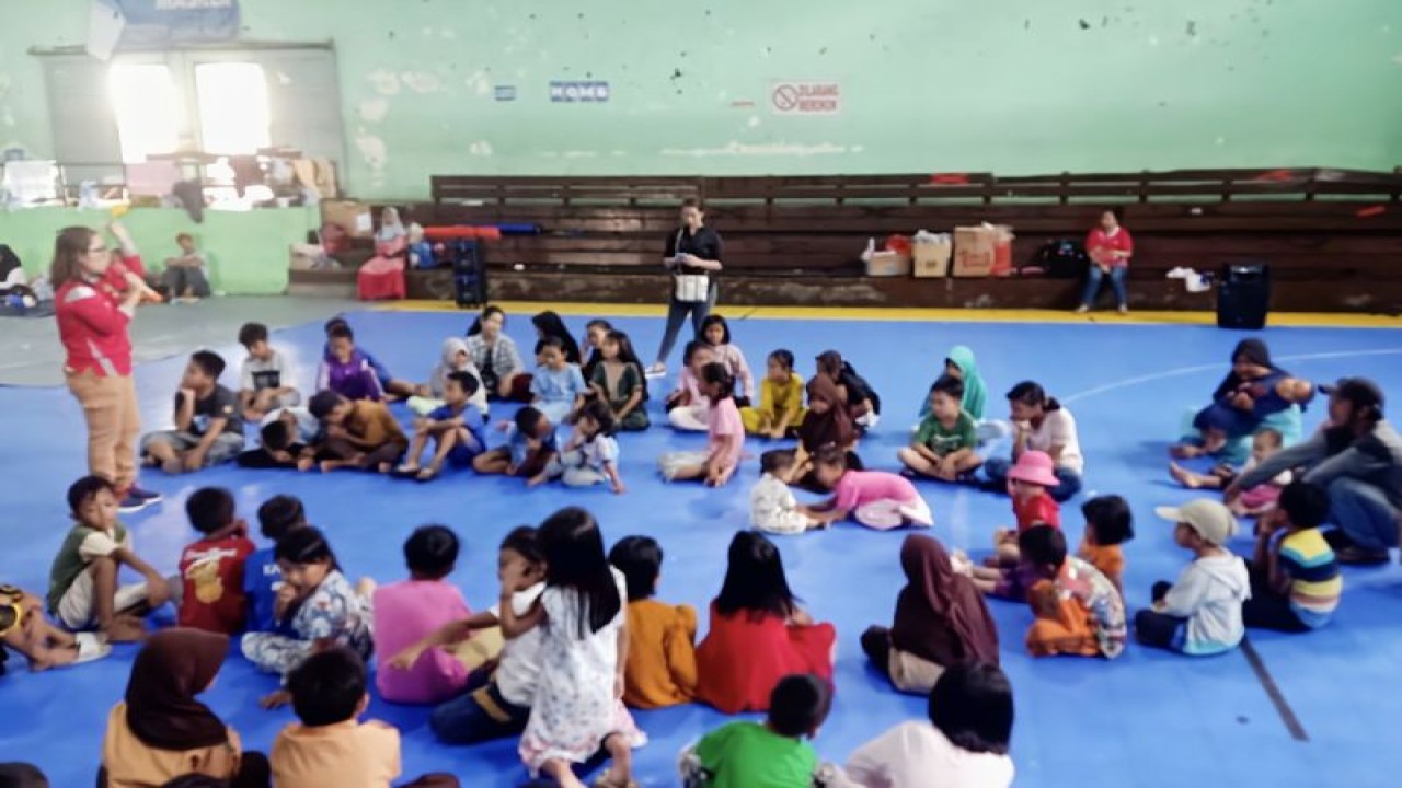 Tim Psikolog memberikan dukungan awal psikologis kepada para korban kebakaran, Palangka Raya, Sabtu (5/8/2023). (ANTARA/HO-Pemprov Kalteng)