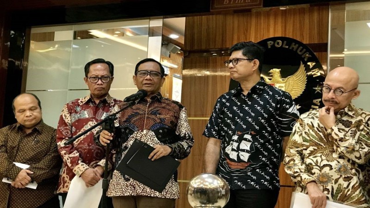 Menteri Koordinator Bidang Politik, Hukum, dan Keamanan RI Mahfud MD (tengah) memberi keterangan kepada media saat jumpa pers selepas rapat dengan Tim Percepatan Reformasi Hukum di Kantor Kementerian Koordinator Bidang Politik, Hukum, dan Keamanan RI di Jakarta, Selasa (22/8/2023). ANTARA/Genta Tenri Mawangi