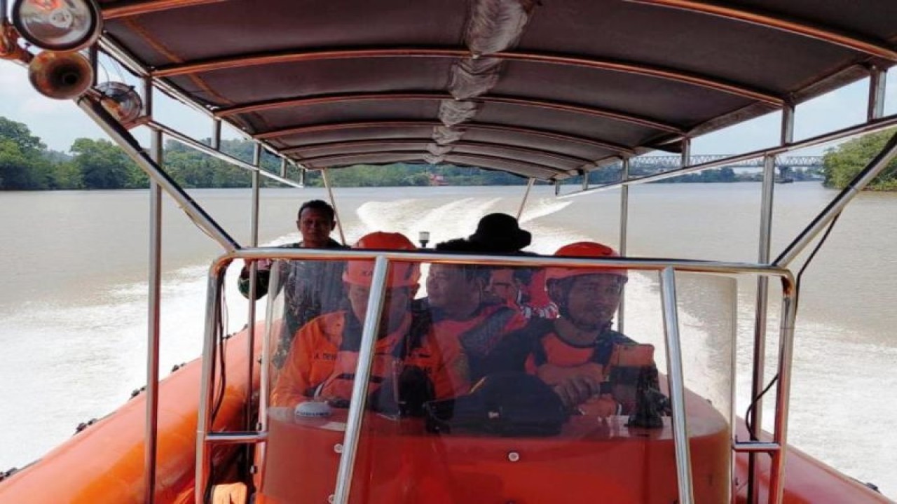 Tim Rescue Unit Siaga SAR Berau sedang mencari nelayan yang diduga hilang di Sungai Sambarata, Berau. (Antara/ HO Unit Siaga SAR Berau)