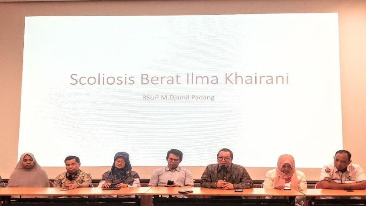 Direktur Utama RSUP Dr. M. Djamil Padang Dovy Djanas bersama tim dokter menyampaikan keterangan pers mengenai keberhasilan operasi yang dilakukan pada pasien dengan skoliosis berat di Kota Padang, Sumatera Barat, Kamis (31/8/2023). (ANTARA/Fathul Abdi)