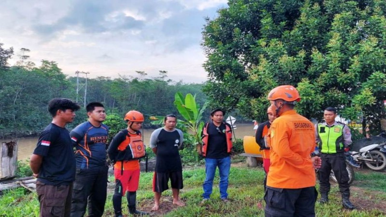 Tim SAR Gabungan Unit Kabupaten Berau melakukan pertemuan di tepi Sungai Sambarata sekaligus berdoa, sebelum melanjutkan pencarian hari ketujuh, Senin (7/8/2023). ANTARA/Tim SAR Gabungan Unit Berau.