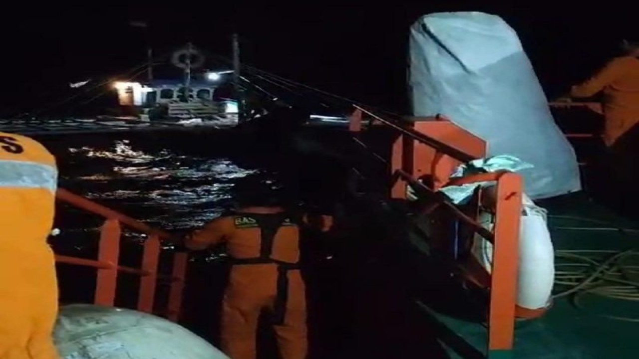 Tim SAR gabungan menemukan kapal pumboat mati mesin dari Tagulandang-Bitung. ANTARA/HO-Humas Basarnas Manado (1)