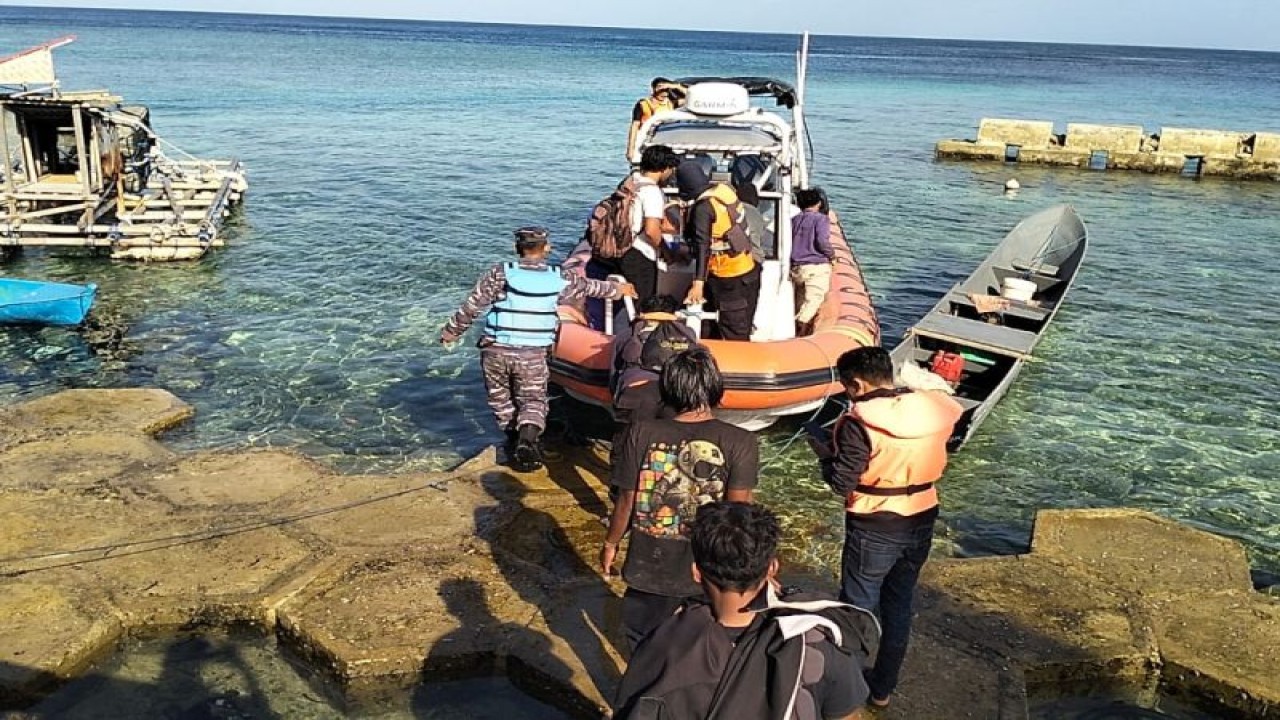 Tim SAR Gabungan saat mengevakuasi para korban. (Antara/HO-Basarnas Kendari)