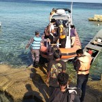 Tim SAR Gabungan saat mengevakuasi para korban. (Antara/HO-Basarnas Kendari)-1693393588