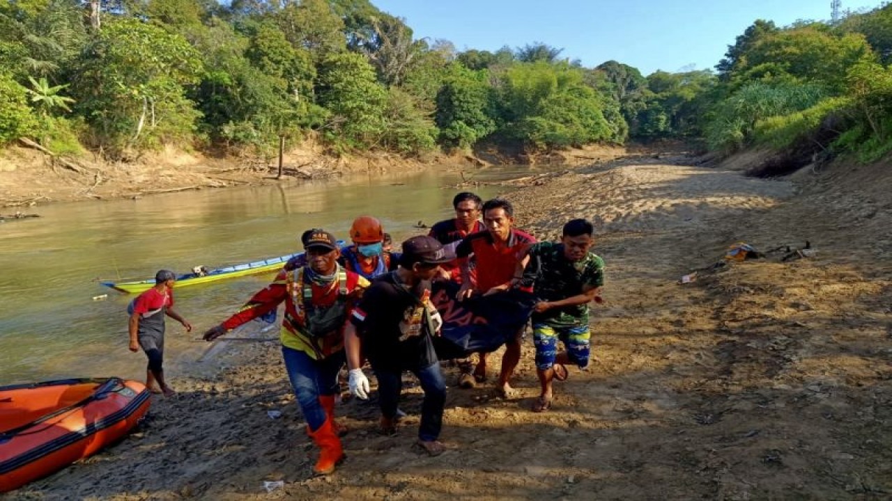 Tim SAR gabungan saat mengevakuasi korban meninggal akibat hanyut terbawa arus sungai, di Murung Jambu, Kecamatan Paringin Selatan, Kabupaten Balangan, Kalimantan Selatan, Selasa (8/8/2023). (ANTARA/HO-Basarnas Banjarmasin)