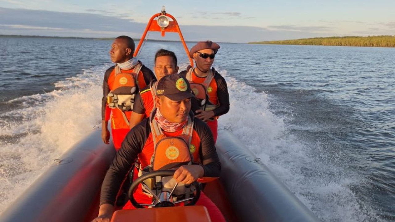 Tim SAR Timika saat melakukan pencarian korban hilang di Asmat. (HO-Humas SAR Timika)