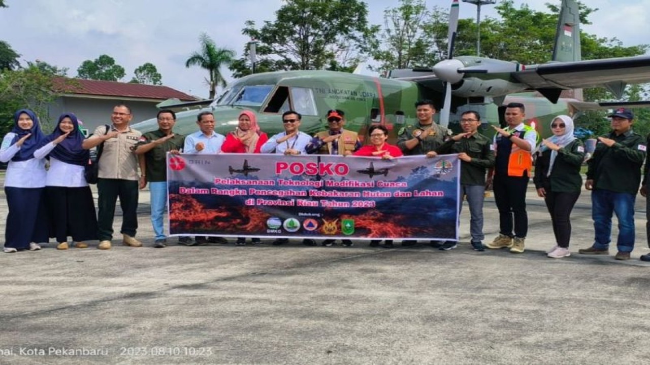 Tim TMC Badan Riset dan Inovasi Nasional (BRIN) mulai terbang menggunakan pesawat Cassa untuk menyemai garam di awan yang berpotensi hujan sebanyak 15 ton. Antara/HO-HUmas BPBD Riau.