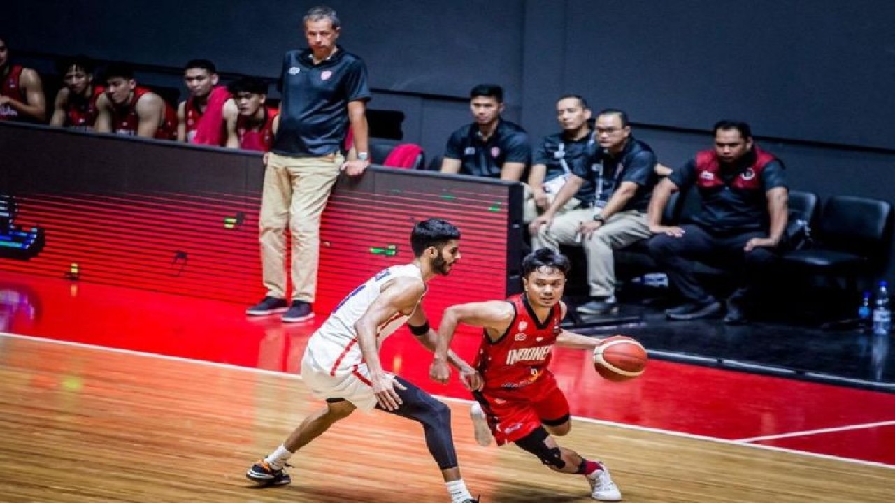 Pemain Timnas Basket Indonesia Yudha Prasetya membawa bola saat melawan Timnas India dalam ajang Prakualifikasi Olimpiade 2024 di Damaskus Suriah, Minggu (13/8) malam. ANTARA/HO-Perbasi