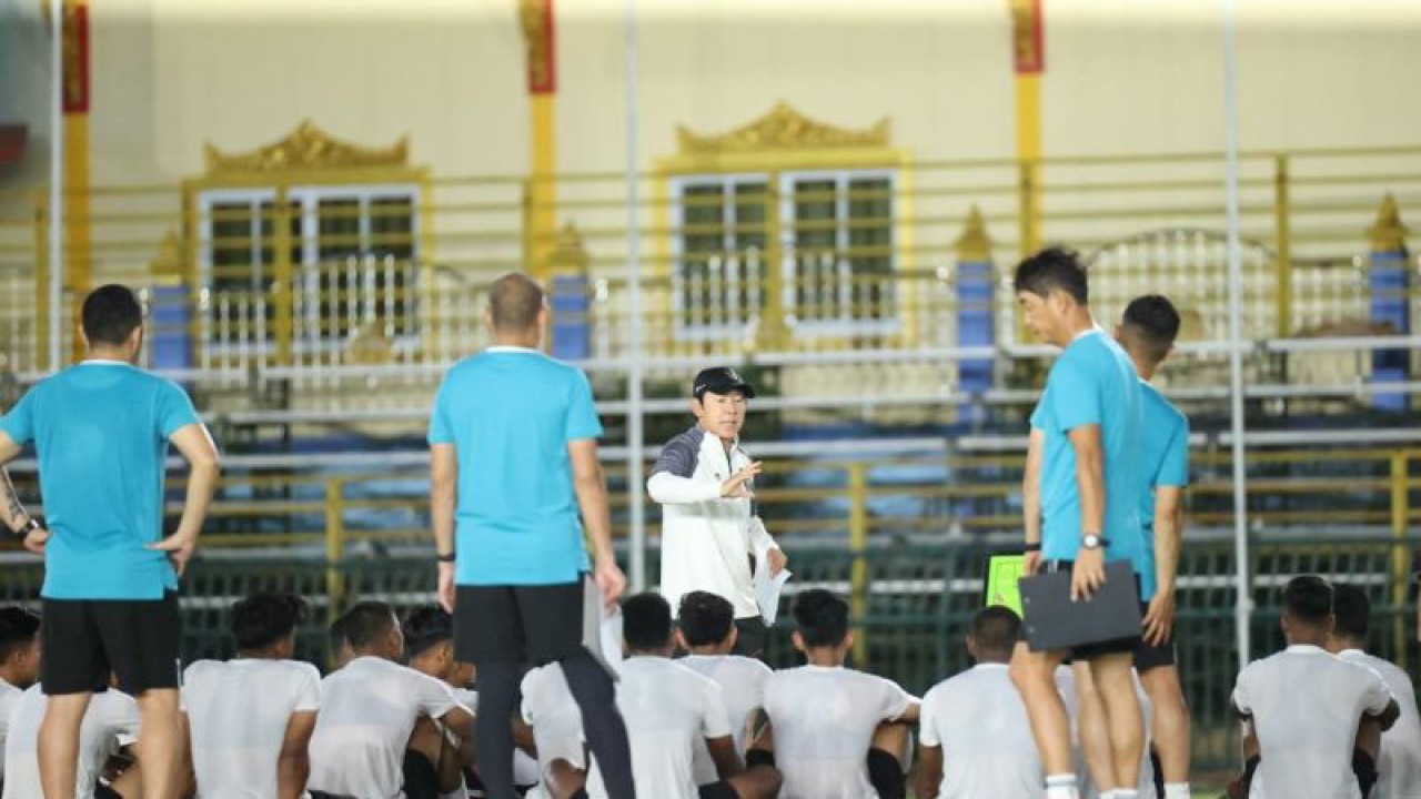 Pelatih timnas Indonesia U-23 Shin Tae-yong memberi instruksi kepada para pemainnya pada sesi latihan yang berlangsung di Stadion Nonglalok, Rayong, Selasa (15/8/2023). (ANTARA/HO/PSSI)
