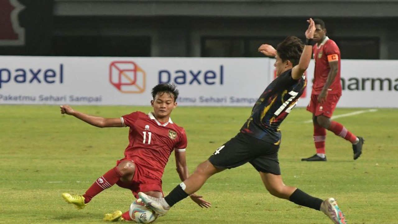 Pesepak bola Timnas Korea Selatan U-17 Yoon Doyong (kanan) dihadang pesepak bola Timnas Indonesia U-17 Riski Afrisal (kiri) pada pertandingan persahabatan di Stadion Patriot Chandrabhaga, Bekasi, Jawa Barat, Rabu (30/8/2023).Timnas Indonesia U-17 kalah dari Timnas Korea Selatan U-17 dengan skor 0-1. ANTARA FOTO/Fakhri Hermansyah/nym.