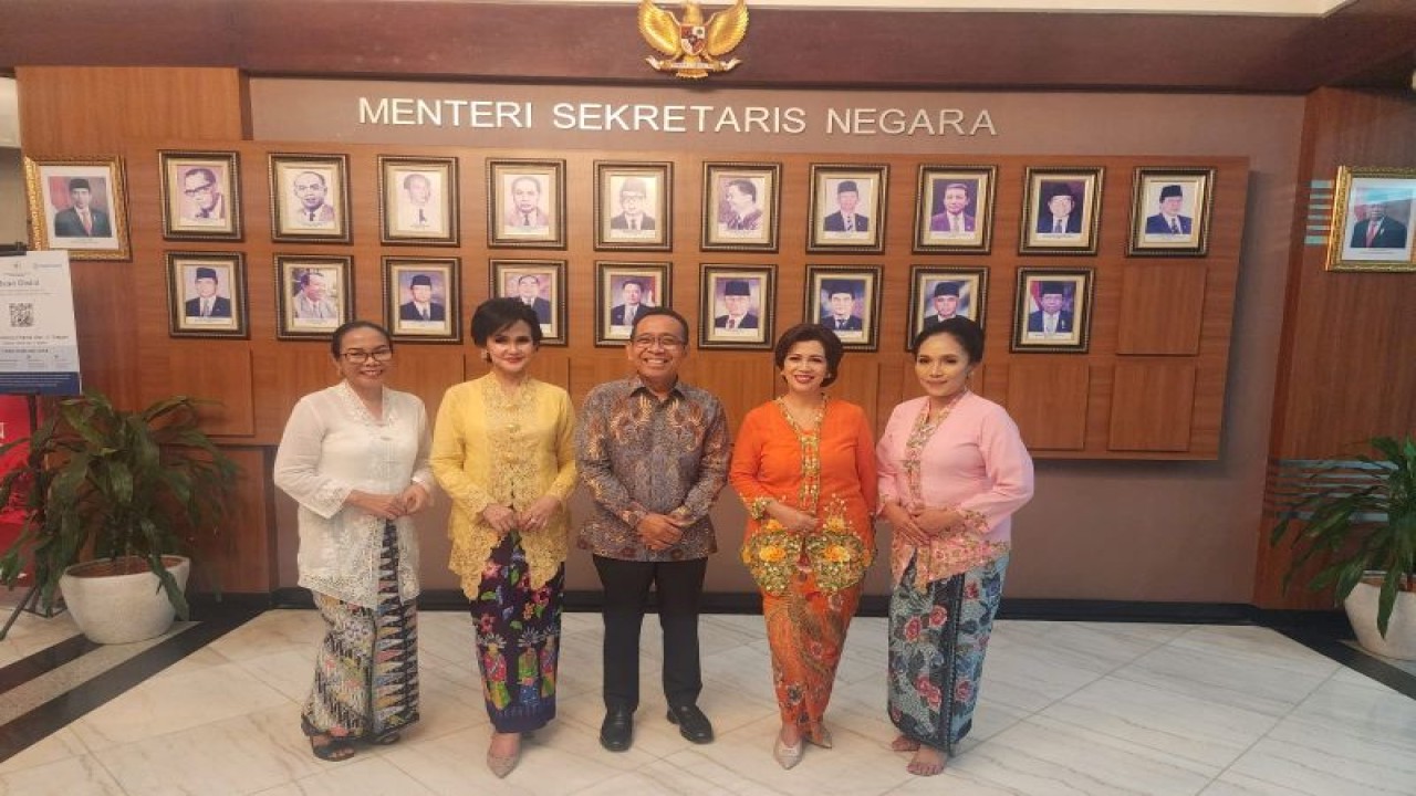 Sejumlah pengurus Tim Nasional Kebaya Indonesia bertemu Menteri Sekretaris Negara Pratikno di Kementerian Sekretaris Negara, Jakarta. (Antara/HO/Timnas Kebaya Indonesia)