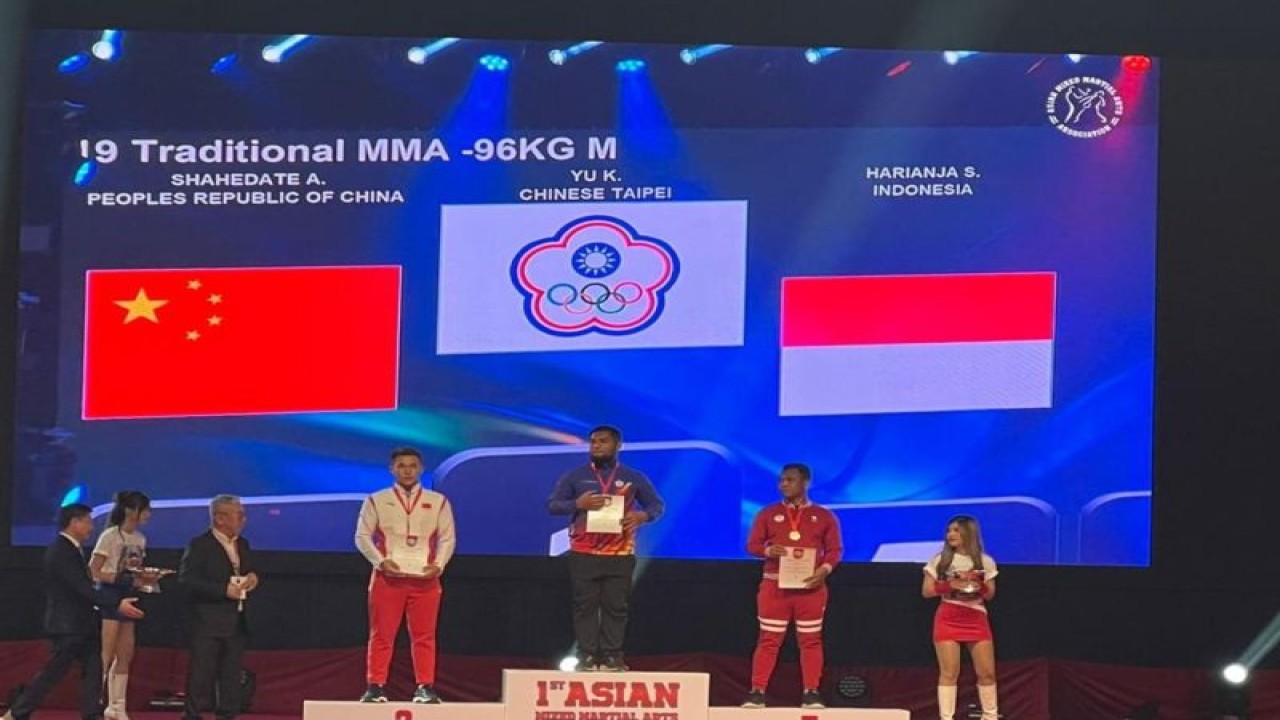 Atlet MMA Indonesia Hariandja Saputra Hamonangan (kanan) berdiri di podium setelah memenangi medali perunggu pada nomor MMA tradisional kelas 96 kg, Asian Mixed Martial Art Championship 2023, di Bangkok, Thailand, Minggu (20/8/2023). (ANTARA/HO/PB Pertacami)