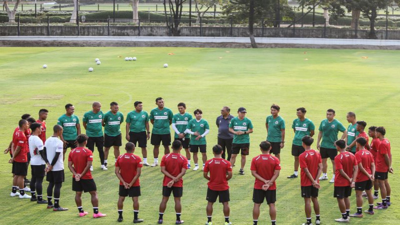 Sejumlah pemain Timnas U-23 bersama tim pelatih berbincang saat sesi latihan di Lapangan A, Senayan, Jakarta, Kamis (10/8/2023). ANTARA FOTO/Asprilla Dwi Adha/nym