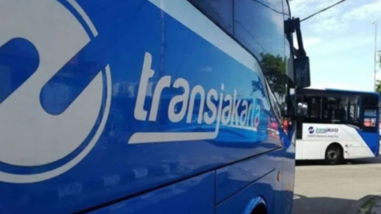Arsip foto - Deretan armada bus TransJakarta di Terminal Kalideres Jakarta, Minggu (8/5/2022). ANTARA/Zuhdiar Laeis/aa