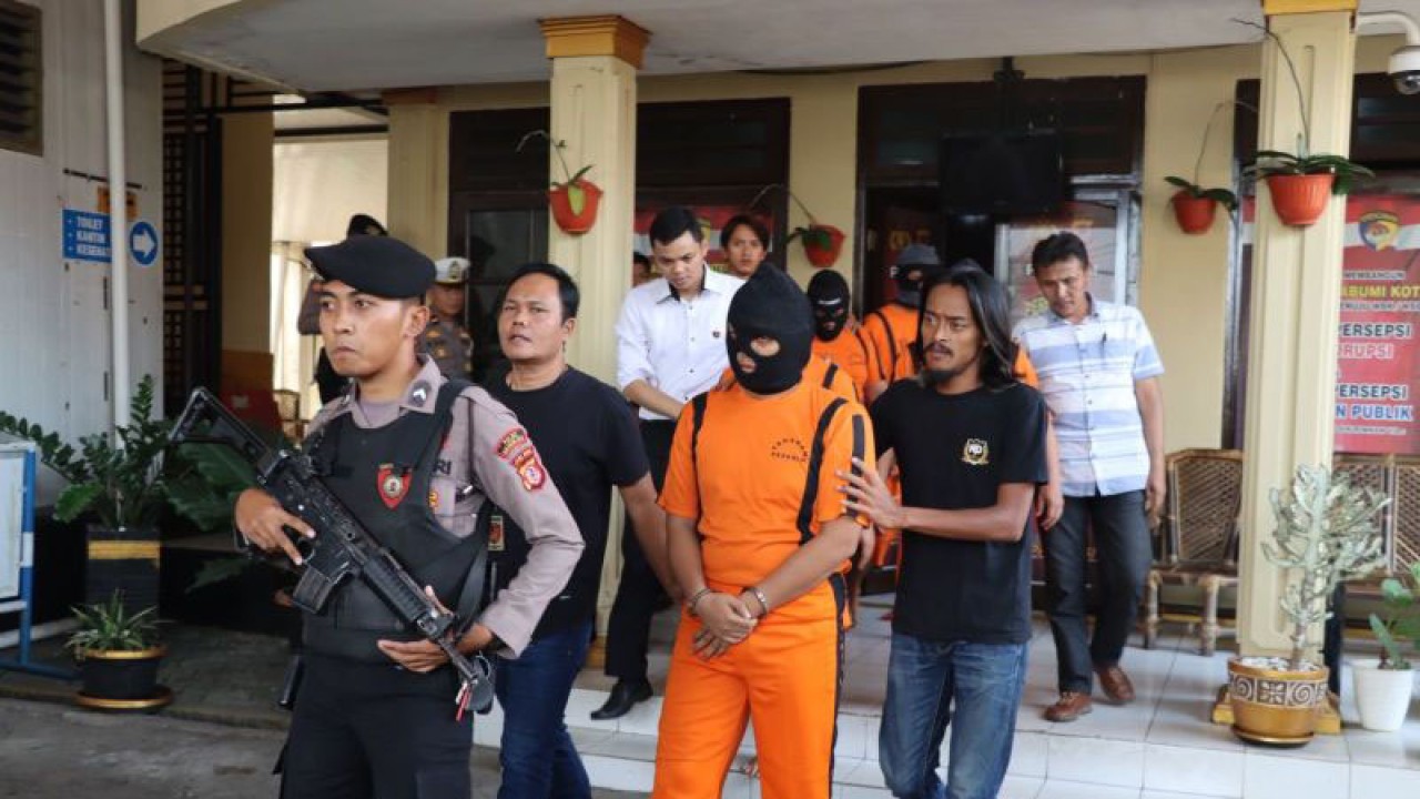 TNI gadungan yang ditangkap Tim Jatanras Satreskrim Polres Sukabumi Kota karena telah menggelapkan puluhan mobil rental di wilayah hukum Polres Sukabumi Kota dan Polda Metro Jaya. Antara/Aditya Rohman