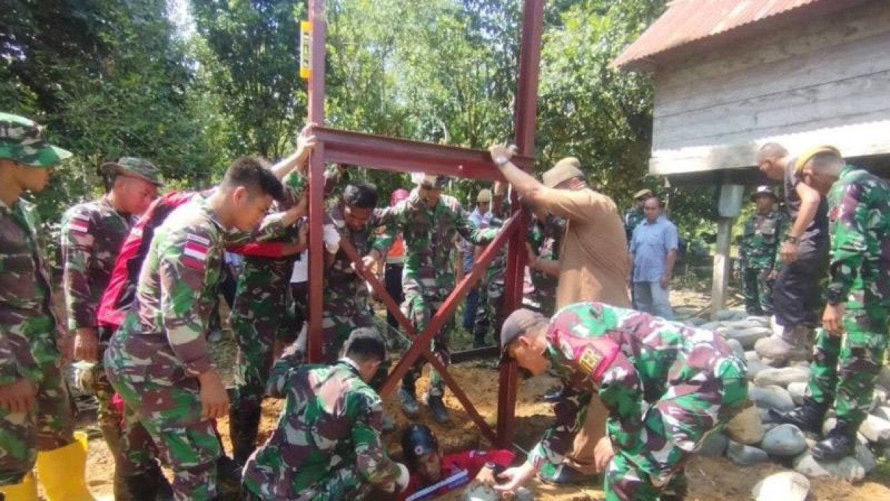 Sejumlah anggota TNI mendirikan patok di Desa Sengayan, Kecamatan Malinau Selatan, Kabupaten Malinau, Kalimantan Utara. (ANTARA/HO-Satgas Pamtas Yonarmed 5/Pancagiri)