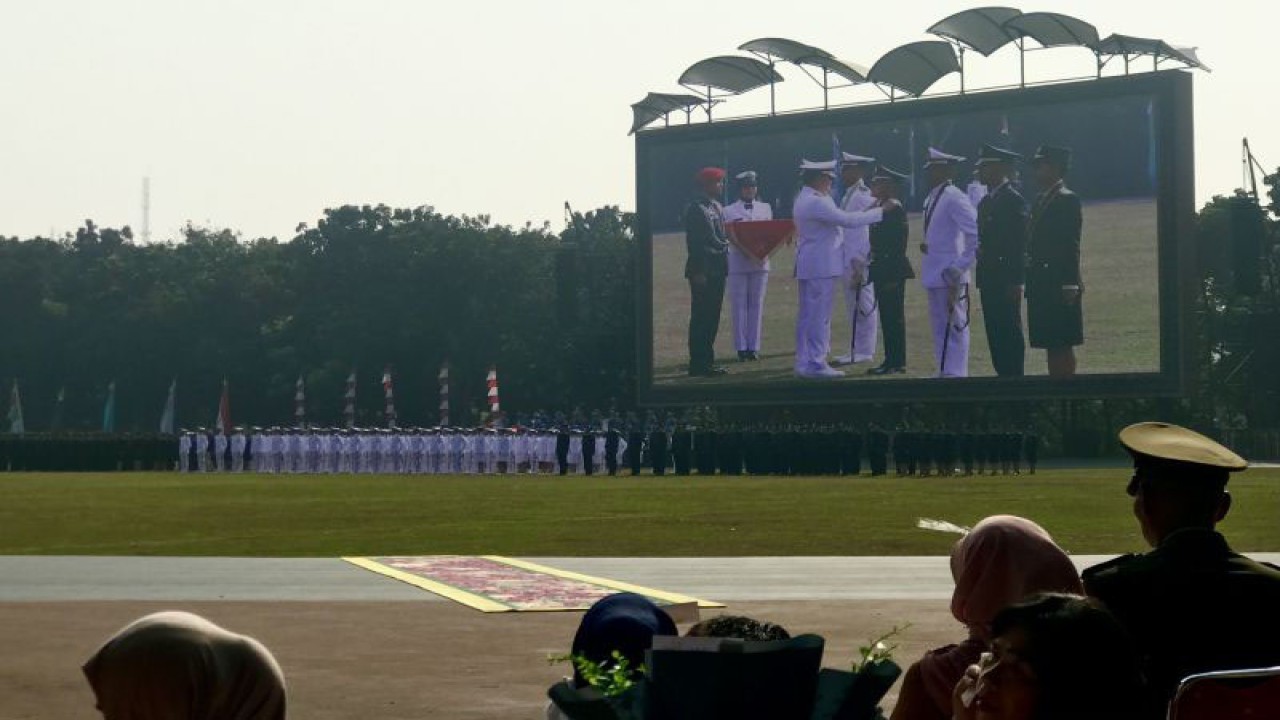 Panglima TNI Laksamana TNI Yudo Margono memberi penghargaan kepada beberapa perwira yang merupakan lulusan terbaik saat upacara pelantikan perwira TNI di Stadion Perkasa Mabes TNI, Jakarta, Rabu (9/8/2023). ANTARA/Genta Tenri Mawangi.