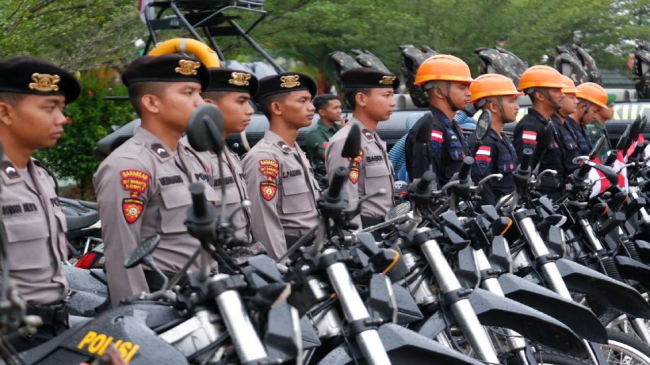 Apel gelar pasukan TNI dan Polri beserta pihak pemerintah dan swasta dalam rangka persiapan menghadapi karhutla di wilayah Kalimantan Barat. (ANTARA/HO-Humas Polda Kalbar).