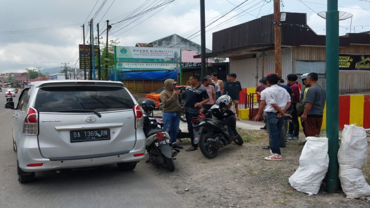 Proses penangkapan tersangka diduga menjadi pengedar narkotika jenis ganja yang dilakukan oleh personel TNI AD Kodim 0304 Agam di Kota Bukittinggi, Sumatera Barat, Selasa (22/8/2023. Antara/Altas Maulana.
