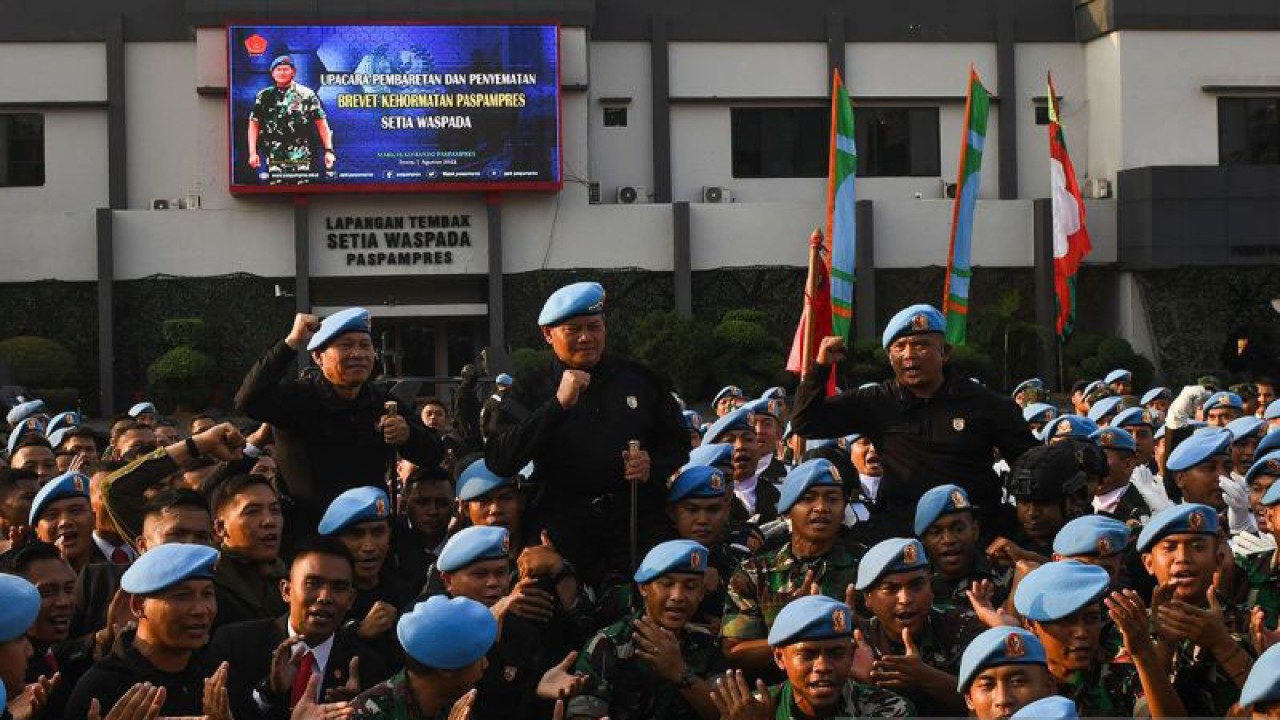 Panglima TNI Laksamana Yudo Margono (atas, tengah) didampingi Komandan Paspampres Mayjen TNI Rafael Granada Baay (atas, kiri) dan Wakil Komandan Paspampres Brigjen TNI (Mar) Oni Junianto menyanyikan yel-yel bersama para prajurit usai upacara pembaretan dan penyematan brevet kehormatan di Mako Paspampres, Jakarta, Senin (7/8/2023). Upacara yang merupakan pertama kali dilakukan kepada Panglima TNI tersebut diharapkan dapat memperkuat jajaran Paspampres di bawah komando TNI. ANTARA FOTO/Aditya Pradana Putra/rwa.