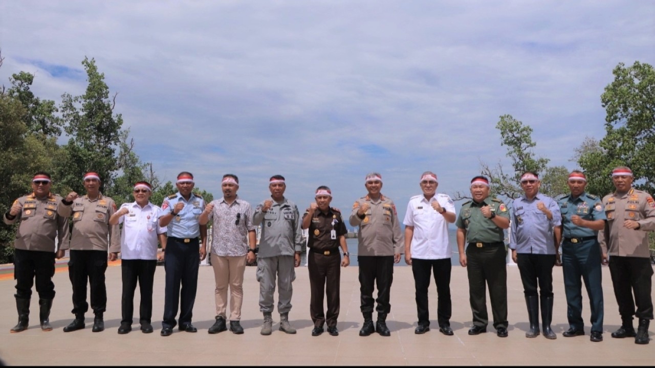TNI -Polri Tanam Pohon Untuk Lestarikan Indonesia.