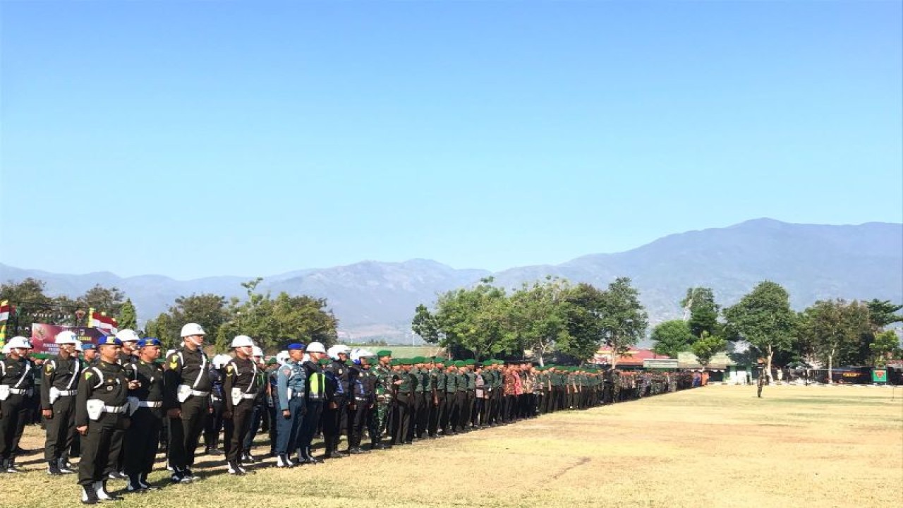 Ribuan personel gabungan TNI-Polri mengikuti apel pengamanan di Lapangan Yonif 711 Raksatama, Kota Palu, Selasa (29/8/2023). ANTARA