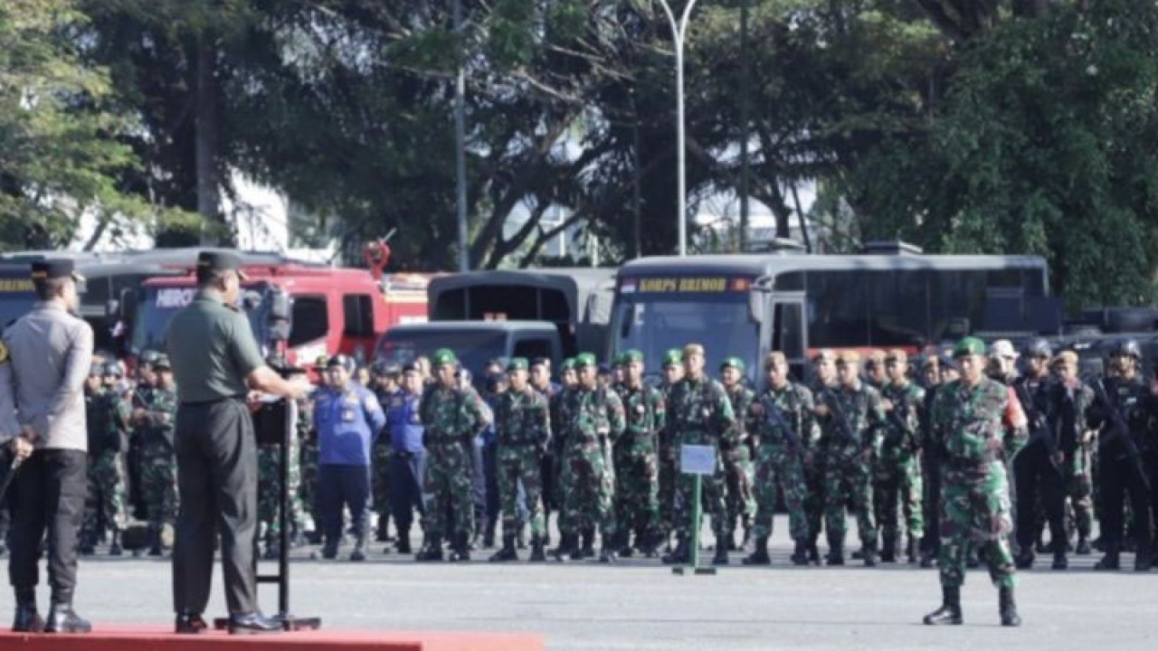 Danrem 091/ASN Brigjen TNI Yudhi Prasetiyo memimpin apel siaga pasukan di Lapangan GOR Kadrie Oening Sempaja, Samarinda, Rabu (2/08/2023). (ANTARA/HO-Diskominfo Kaltim)