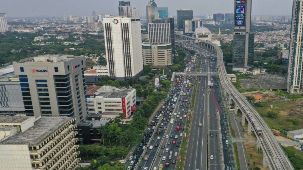 Foto udara sejumlah mobil melintas di Tol Dalam Kota di kawasan Jalan Gatot Subroto, Jakarta, Senin (21/8/2023). ANTARA FOTO/M Risyal Hidayat/nym.