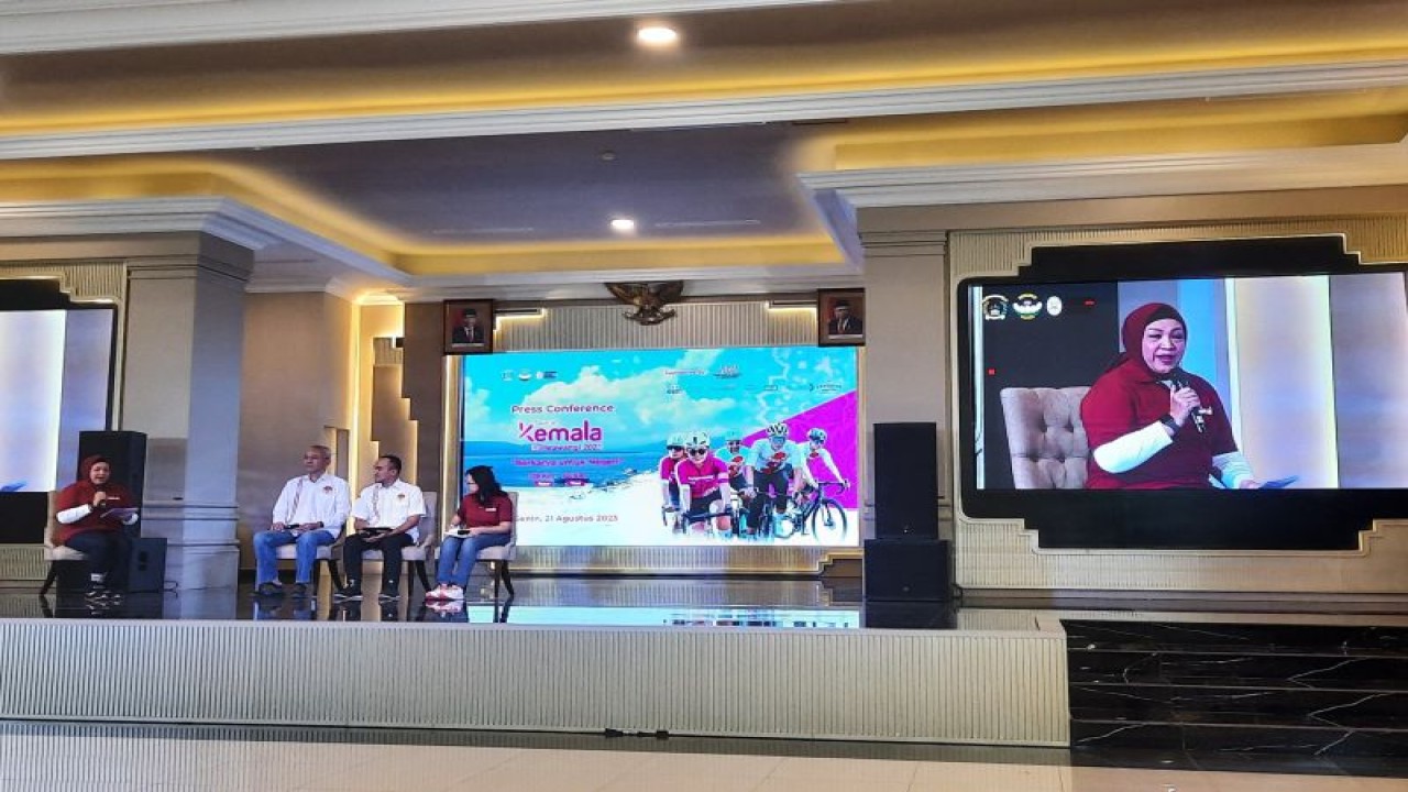 (ki-ka) Sekjen PB ISSI Parama Nugroho, Pratomo Race Direktor PB ISSI dan Koordinator Lapangan Tour of Kemala Banyuwangi 2023 Erni Agung memberikan keterangan pers dalam konferensi pers Tour of Kemala Banyuwangi 2023 di Gedung Kemala Bhayangkari, Jakarta, Senin (21/8/2023). ANTARA/Laily Rahmawaty.