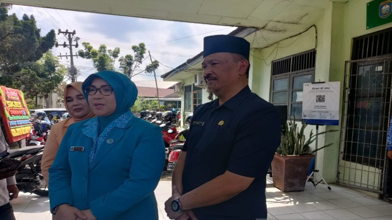 Ketua TP PKK Kabupaten OKU Zwestie Karenia. (ANTARA/Edo Purmana/23)