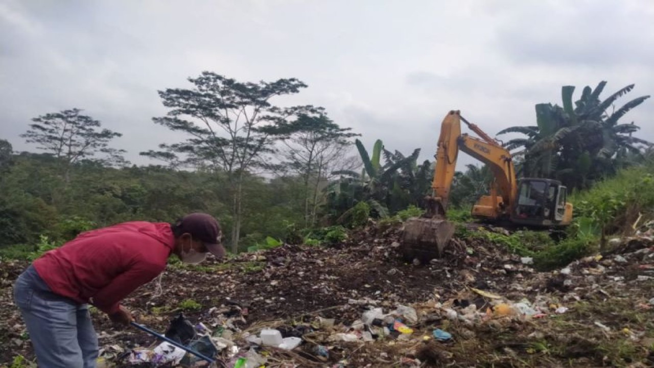 Petugas DLH Kabupaten Rejang Lebong dengan menggunakan alat berat tengah melakukan normalisasi TPA Guru Agung di Kecamatan Padang Ulak Tanding, Selasa, (8/8/2023). ANTARA/HO-DLH Rejang Lebong