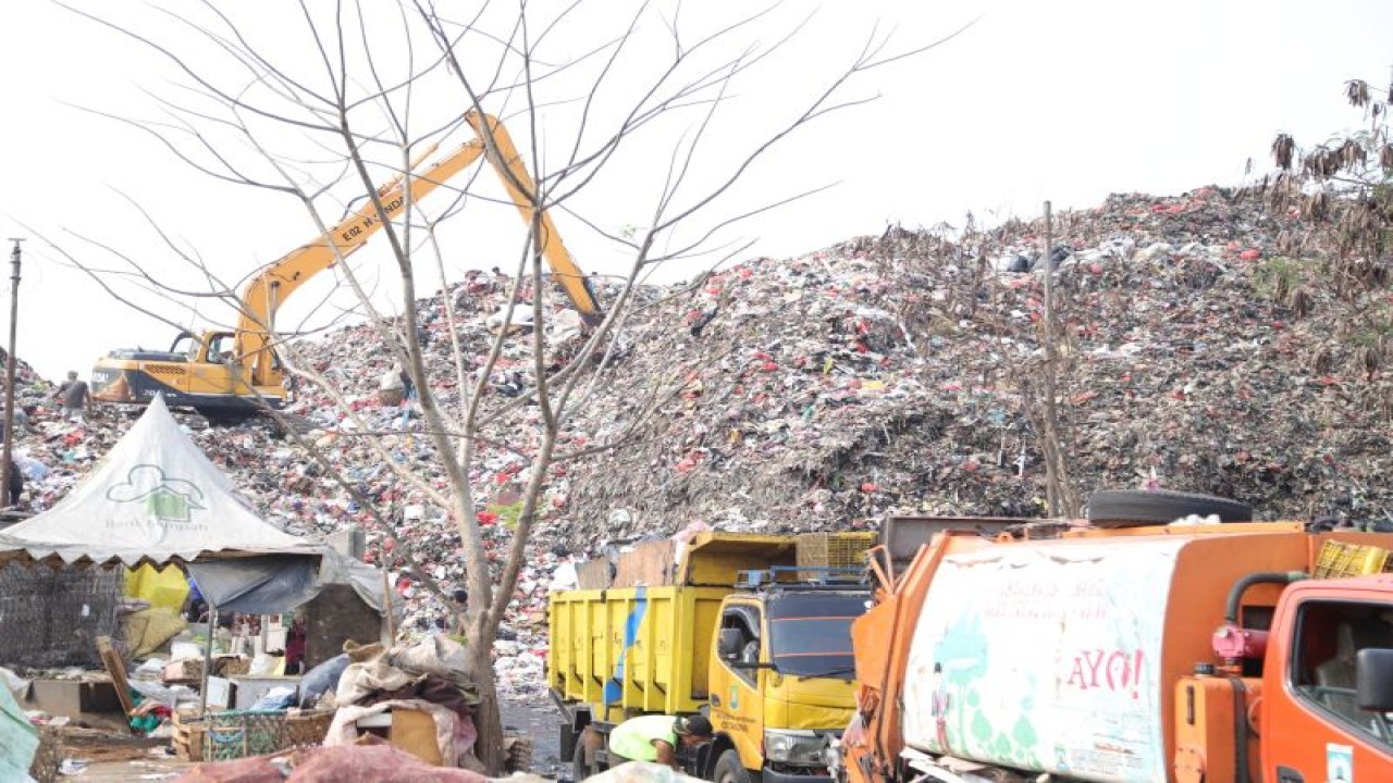 Kondisi di TPA Rawakucing Kota Tangerang. Dinas Lingkungan Hidup menyebutkan dari 34.8 hektare lahan tersedia, sebesar 80 persen telah terisi. Program pengolahan sampah menjadi energi listrik (PSEL) di TPA Rawakucing sedang tahap konstruksi. HO/Pemkot Tangerang