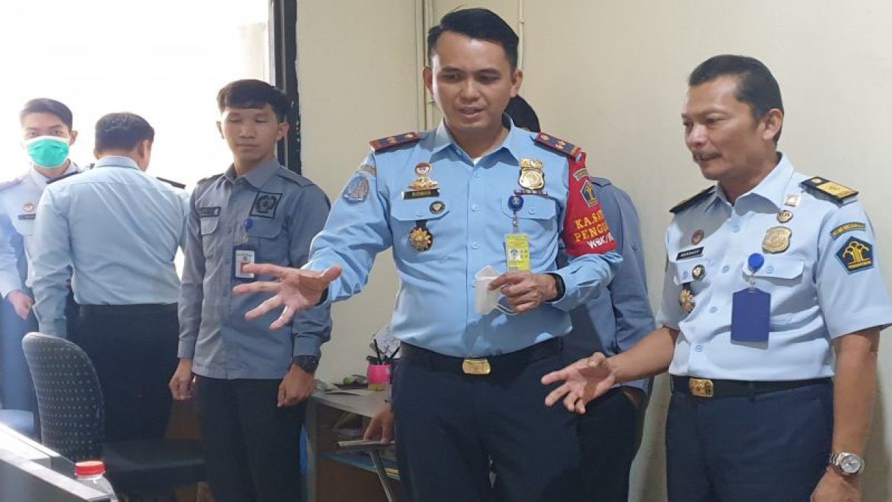 Kepala Divisi Keimigrasian Kanwil Kemenkumham Sumsel Herdaus bersama Kepala Kantor Imigrasi Kelas I TPI Palembang Mohammad Ridwan. (ANTARA/Yudi Abdullah/23)