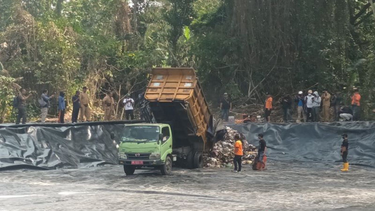 Truck pengangkut sampah milik Dinas Lingkungan Hidup Kabupaten Sleman memasukkan sampah di TPSS Kebon Tamanmartani, Kalasan, Senin (7/8/2023). ANTARA/Victorianus Sat Pranyoto