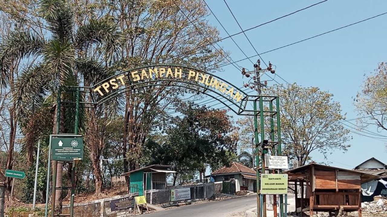 Tempat Pengelolaan Sampah Terpadu (TPST) Piyungan di Kabupaten Bantul, Daerah Istimewa Yogyakarta, untuk sementara ditutup karena tumpukan sampahnya sudah melampaui daya tampung. (ANTARA/Hery Sidik)