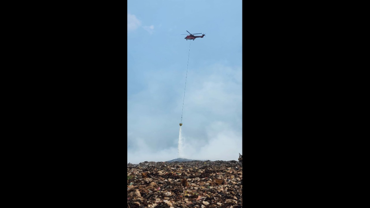 Pemadaman api dengan heli waterbombing di Tempat Pembuangan Sampah Terpadu (TPST) Sarimukti di Kabupaten Bandung Barat, Provinsi Jawa Barat, Minggu (27/8/2023). (ANTARA/HO-BNPB)