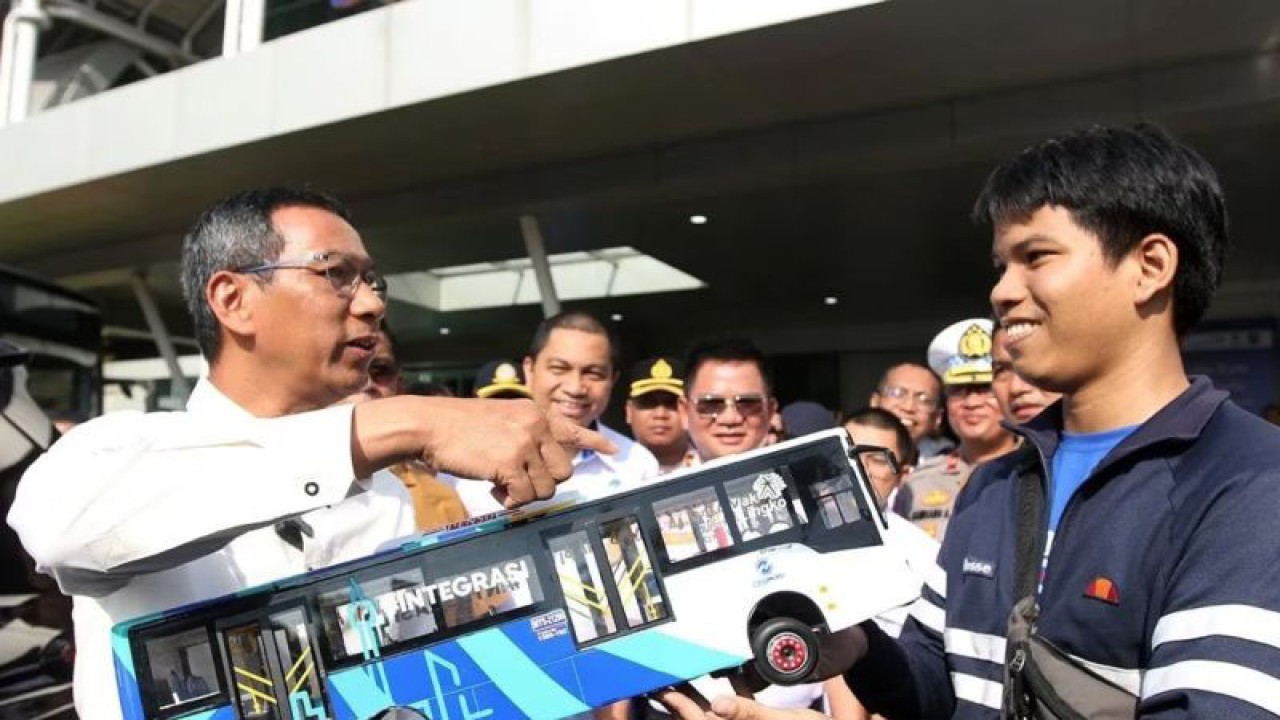 Arsip foto - Pj. Gubernur DKI Jakarta Heru Budi Hartono (kiri) berbincang dengan sobat TiJe usai melakukan uji coba rute baru TransJakarta di Bandara Soekarno Hatta, Tangerang, Banten, Rabu (5/7/2023). ANTARA FOTO/Muhammad Iqbal/foc/aa.