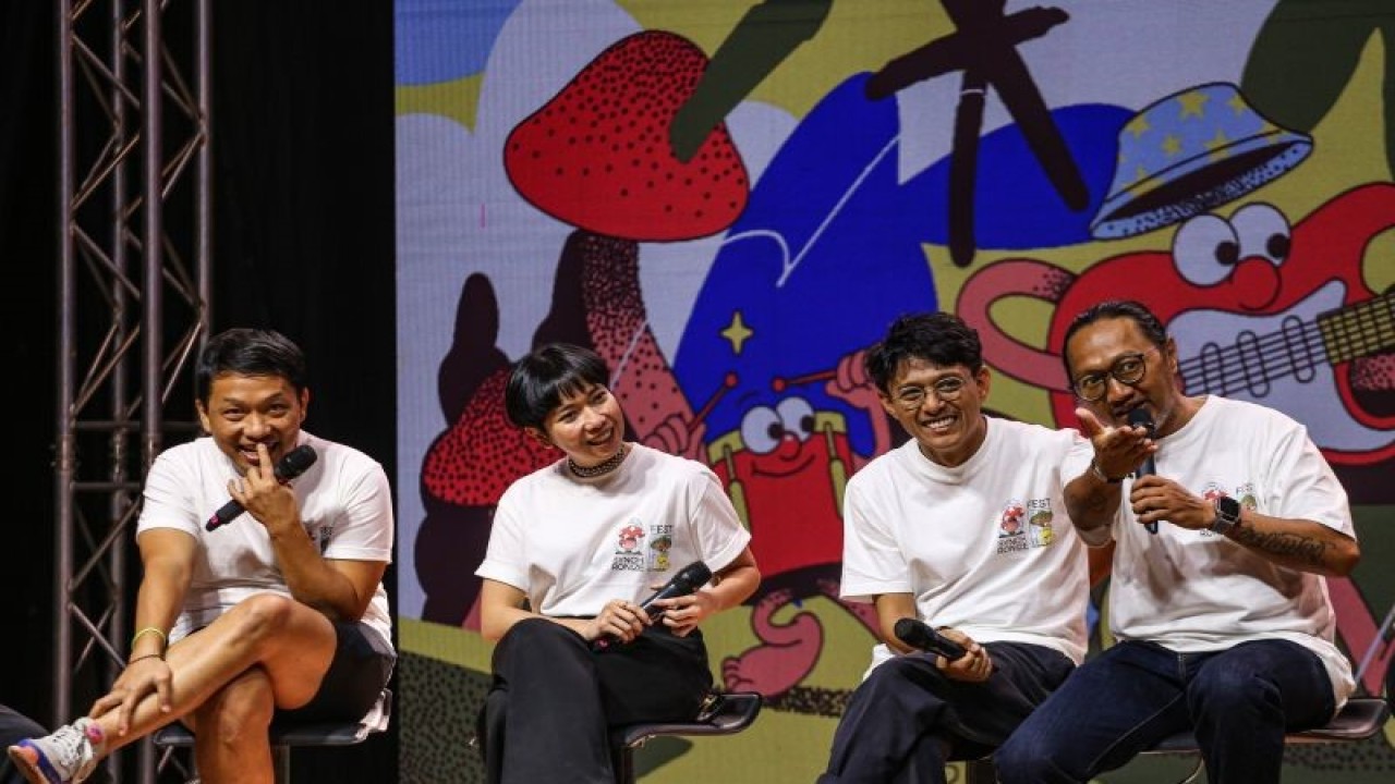 Direktur Festival David Karto (kiri), Direktur Komunikasi Aldila Karina (kedua kiri), Direktur Artistik Saleh Husein (kedua kanan), dan Direktur Synchronize Radio Arie Dagienkz (kanan) memberikan paparannya saat konferensi pers jelang Synchronize Fest 2023 di M Bloc, Jakarta, Selasa (25/7/2023). Synchronize Festival 2023 mengusung tema Bhinneka Tunggal Musik dengan menampilkan 167 penampil dari berbagai genre musik dan era yang akan digelar di Gambir Expo Kemayoran padal 1-3 September 2023. ANTARA FOTO/Asprilla Dwi Adha/tom.