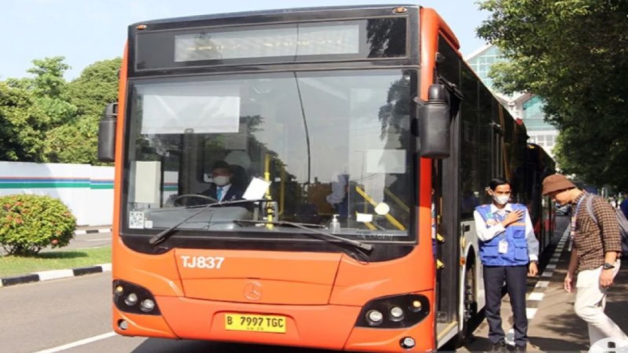 Penumpang bersiap menaiki bus TransJakarta saat uji coba rute baru TransJakarta di Bandara Soekarno Hatta, Tangerang, Banten, Rabu (5/7/2023). ANTARA FOTO/Muhammad Iqbal/foc/aa