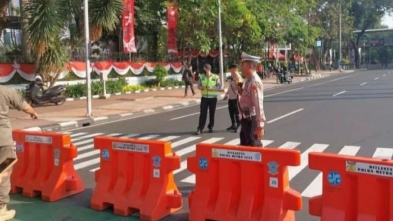 Personel Polres Jakarta Pusat melakukan pengalihan arus lalu lintas di depan Gedung Sapta Pesona Jakarta Pusat, Rabu (9/8/2023). (ANTARA/HO-Ditlantas Polda Metro Jaya/aa)